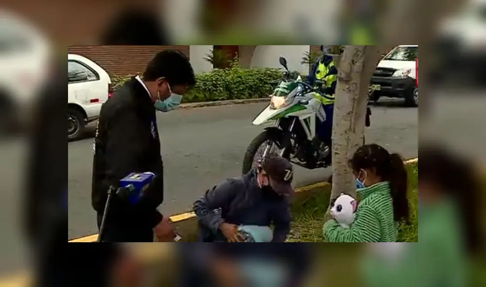 Un hombre es intervenido es un paradero con un niña a la que usaría para vender golosinas. (Foto: Captura de video / Latina Noticias)
