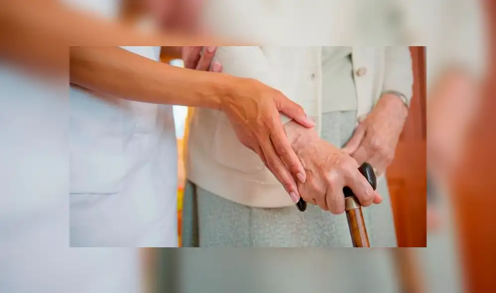 Anciana intenta acariciar a la mascota de su vecino y termina con el brazo fracturado Anciana intenta acariciar a la mascota de su vecino y termina con el brazo fracturado