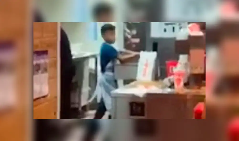 Despiden a trabajador de Popeyes por permitir que su hijo manipulara un pollo crudo [VIDEO]