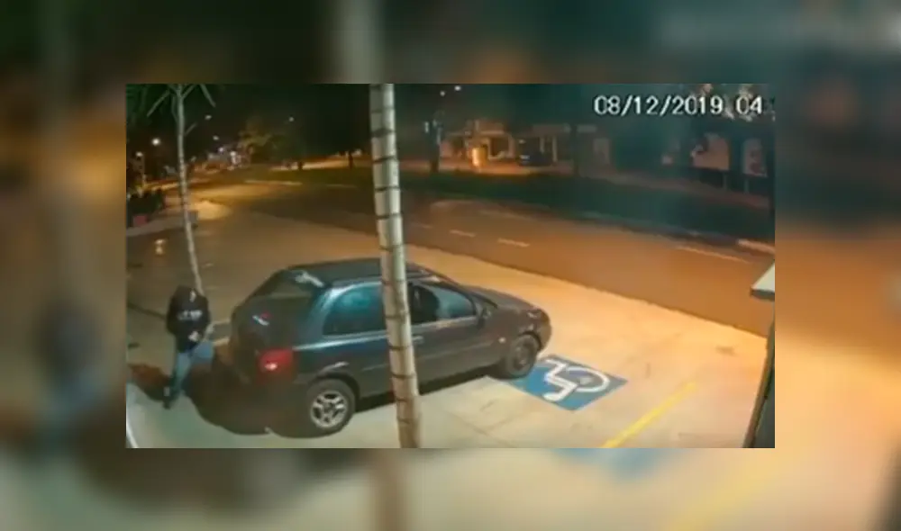 Video es viral en Facebook. Ladrones se han hecho viral en las redes tras protagonizar una cómica escena cuando pretendían robar un lujoso televisor de una casa Video es viral en Facebook. Ladrones se han hecho viral en las redes tras protagonizar una cómica escena cuando pretendían robar un lujoso televisor de una casa