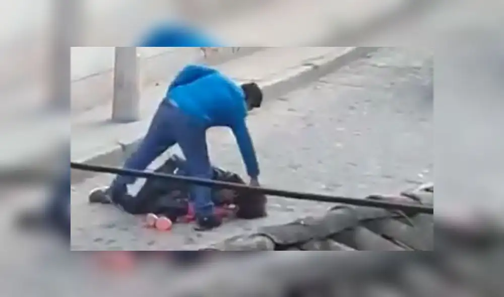 Pese a que la agresión fue observada por conductores que pasaban de la zona, ninguno defendió a la víctima. (Foto: Captura de video / El Vocero) Pese a que la agresión fue observada por conductores que pasaban de la zona, ninguno defendió a la víctima. (Foto: Captura de video / El Vocero)