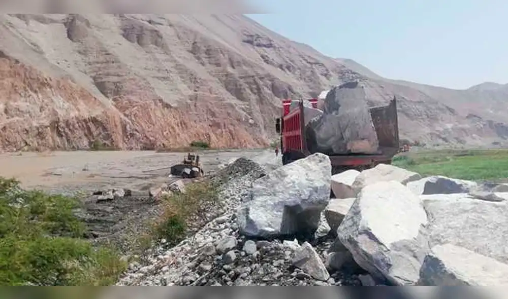 Inician trabajos en puntos críticos del río Tambo por lluvias.