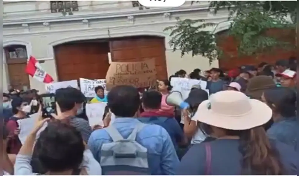 Jóvenes llegaron al exterior de la Dirincri para manifestarse a favor de los detenidos. Foto: Paola Ferrer/ La República