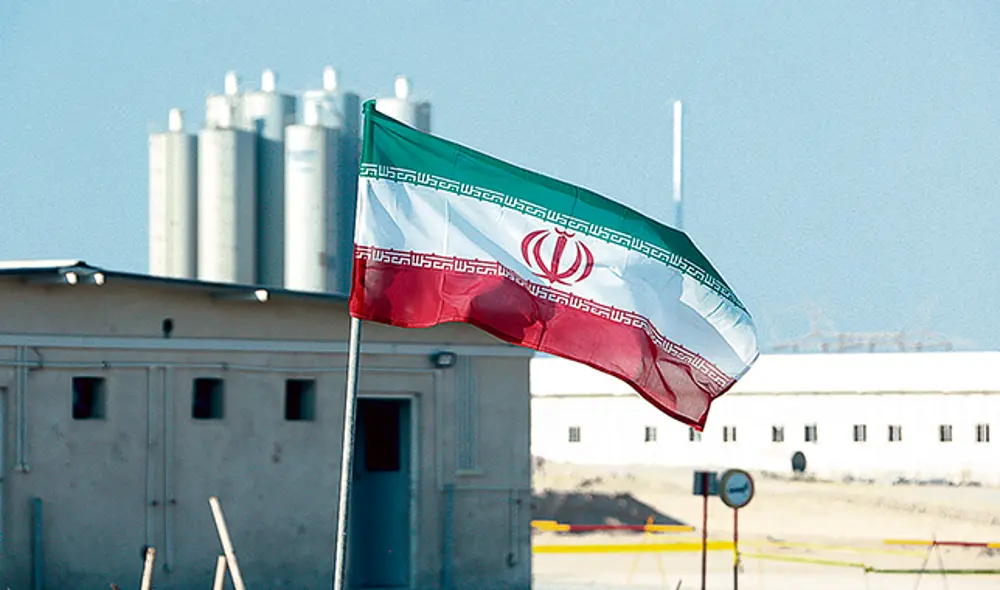 Reactor. Central iraní ubicada en Bushehr, en donde se estarían realizando intensos trabajos con energía nuclear.Comisión. Encargados del juicio político llegan al Senado. (Foto: AFP)
