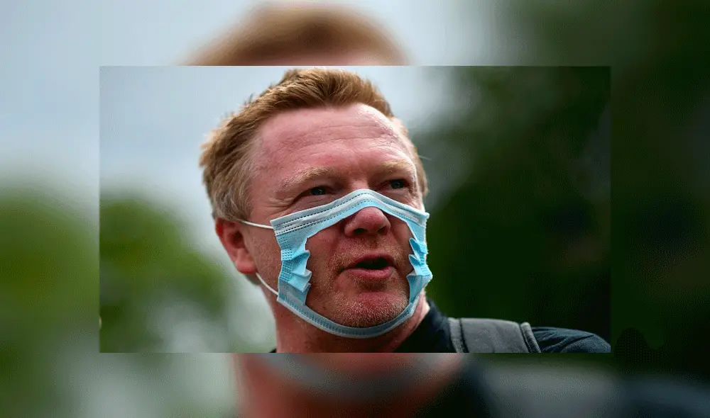 Uno de los presentes llevaba una mascarilla rota. Foto: AFP. Uno de los presentes llevaba una mascarilla rota. Foto: AFP.