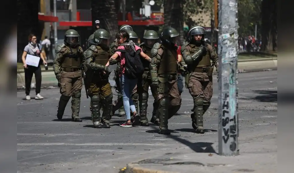 Las fotos que reflejan un Chile en crisis y colapsado por la violencia. Fotos: Jorge Cerdán Las fotos que reflejan un Chile en crisis y colapsado por la violencia. Fotos: Jorge Cerdán