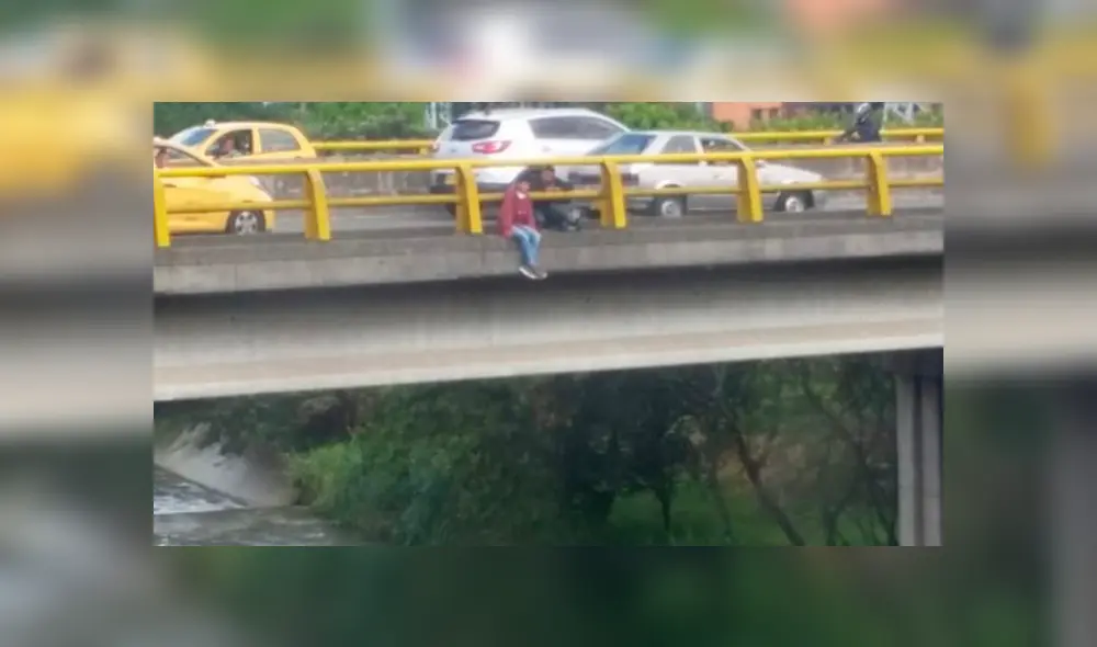 Policías colombianos salvan a un joven que pretendía suicidarse. Foto: Minuto 30