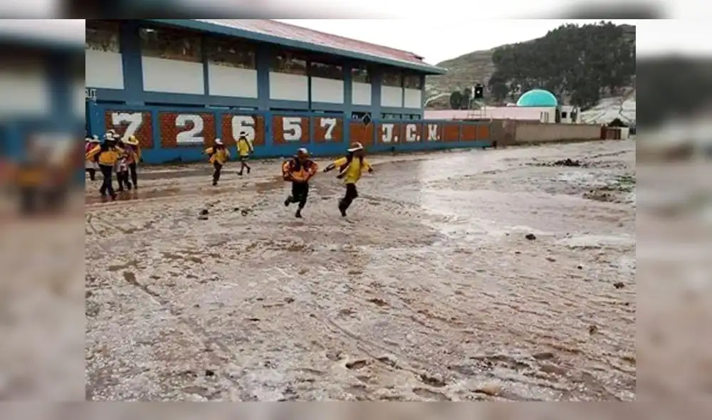 Escolares encontraron que la salida de su colegio estaba cubierta de granizo y agua..