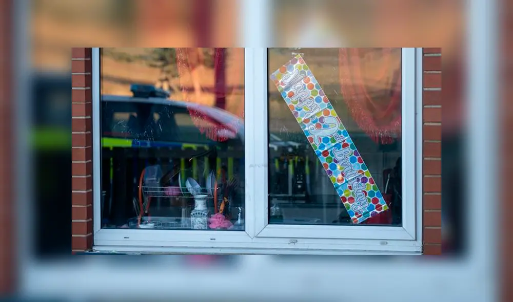 En la ventana de la casa aún se aprecia el cartel de celebración por el cumpleaños del bebé. (Foto: The Mirror)