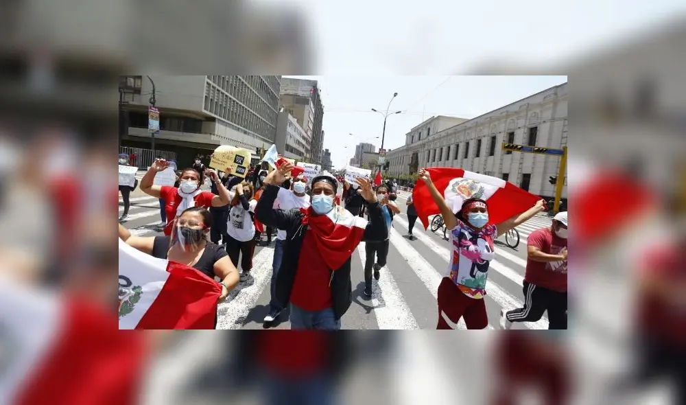 Con cacerolazos y arengas, ciudadanos celebran la renuncia de Manuel Merino a la presidencia Con cacerolazos y arengas, ciudadanos celebran la renuncia de Manuel Merino a la presidencia
