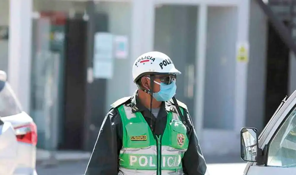 Policía con COVID-19 muere cerca a hospital, luego de ser trasladado de Arequipa a Lima