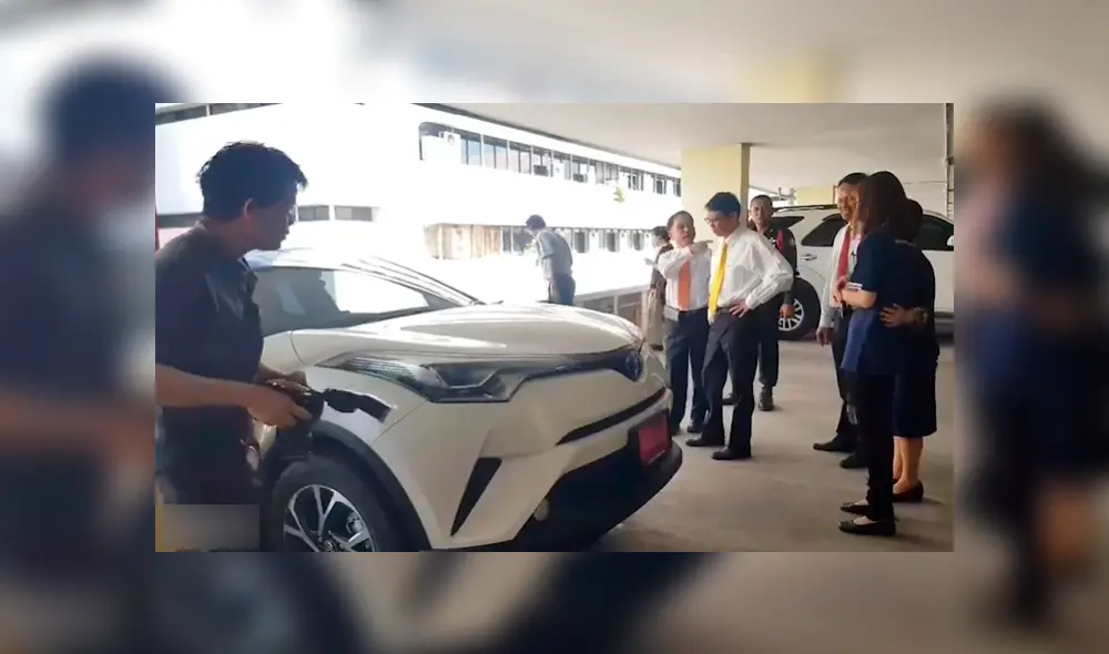 Mujer se equivoca de pedal al estacionar su auto y casi cae desde un cuarto piso [VIDEO]