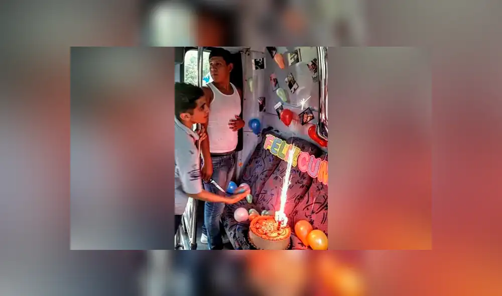 Chofer cumple 18 años y su novia le hace colorida fiesta en el bus donde trabaja [FOTOS]