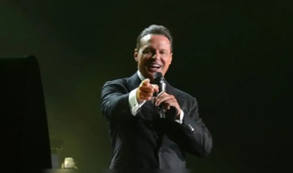Luis Miguel se enoja en pleno show y lanza objetos al público [VIDEO]