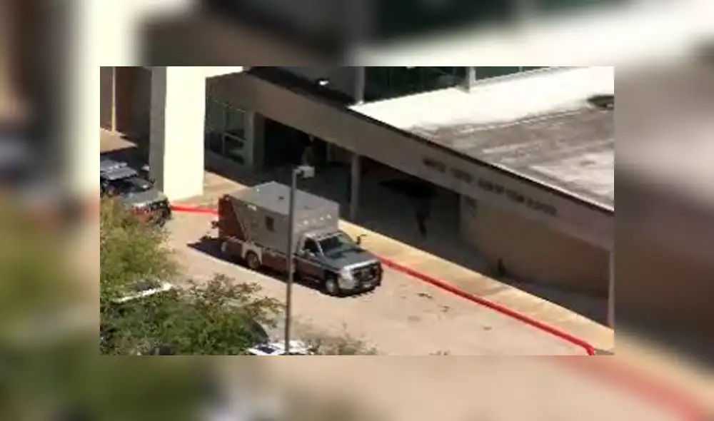 El teléfono móvil se recalentó y empezó a despedir humo, causando la alarma de los estudiantes del colegio Mayde Creek en Estados Unidos. El teléfono móvil se recalentó y empezó a despedir humo, causando la alarma de los estudiantes del colegio Mayde Creek en Estados Unidos.