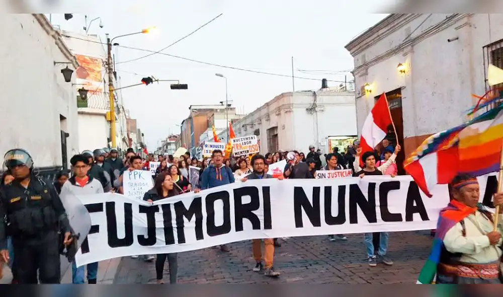 Arequipa: jóvenes marchan contra el indulto a Alberto Fujimori
