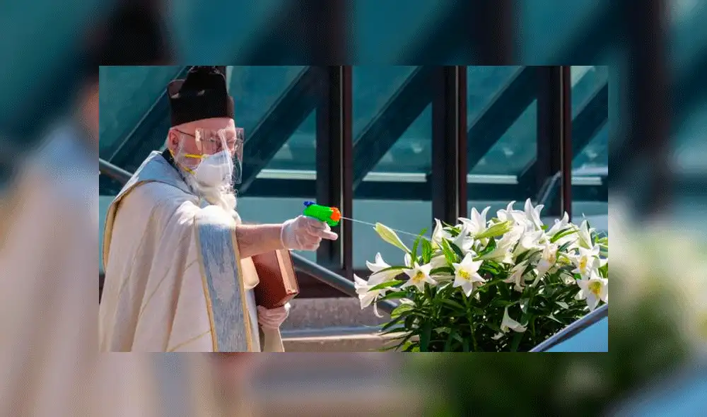 Pelc buscaba una forma de bendecir las canastas de Pascua. Fuente: Facebook.