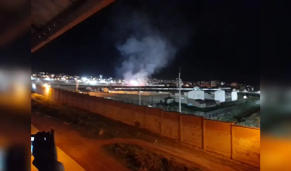 Incendio empezó al promediar las 7.00 p.m. Foto: La República Incendio empezó al promediar las 7.00 p.m. Foto: La República