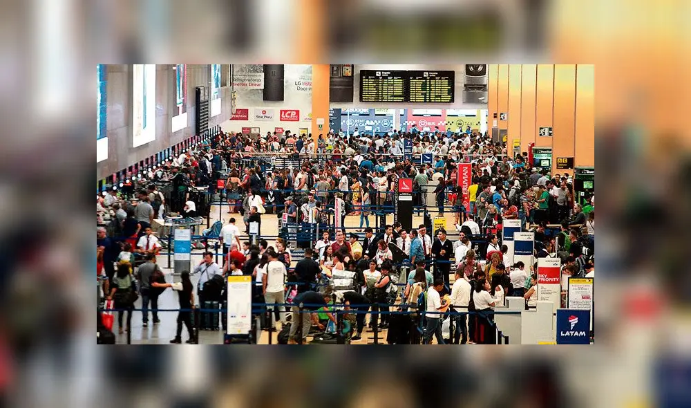 Pasajeros esperan en aeropuerto Jorge Chávez porque los vuelos hacia Chile se cancelaron. Créditos: La República. Pasajeros esperan en aeropuerto Jorge Chávez porque los vuelos hacia Chile se cancelaron. Créditos: La República.