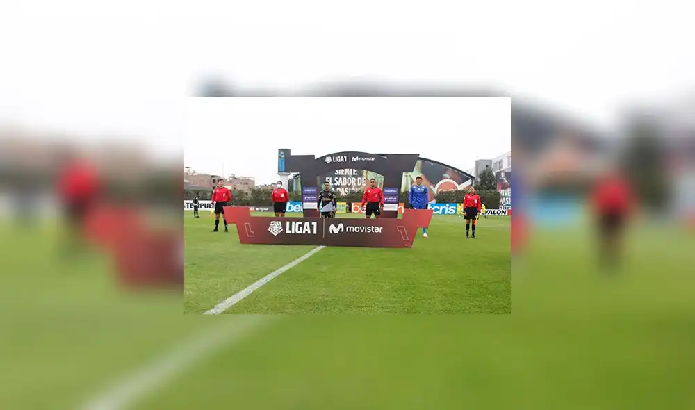 Arbitros y capitanes distanciados cumpliendo los protocolos