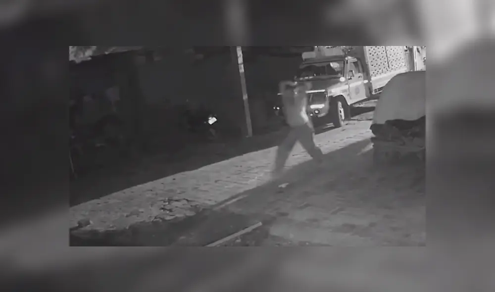 El hombre toma un enorme palo. El hombre toma un enorme palo.