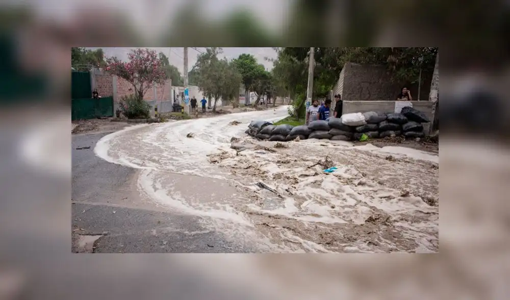 Vecinos tuvieron que colocar sacos para evitar que sus viviendas sean afectadas.. (Créditos: Kensso Merino)