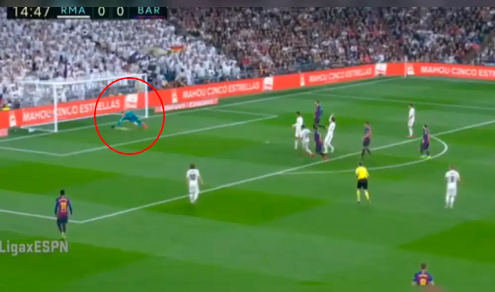 Real Madrid vs Barcelona: soberbia atajada de Courtois tras disparo de Suárez