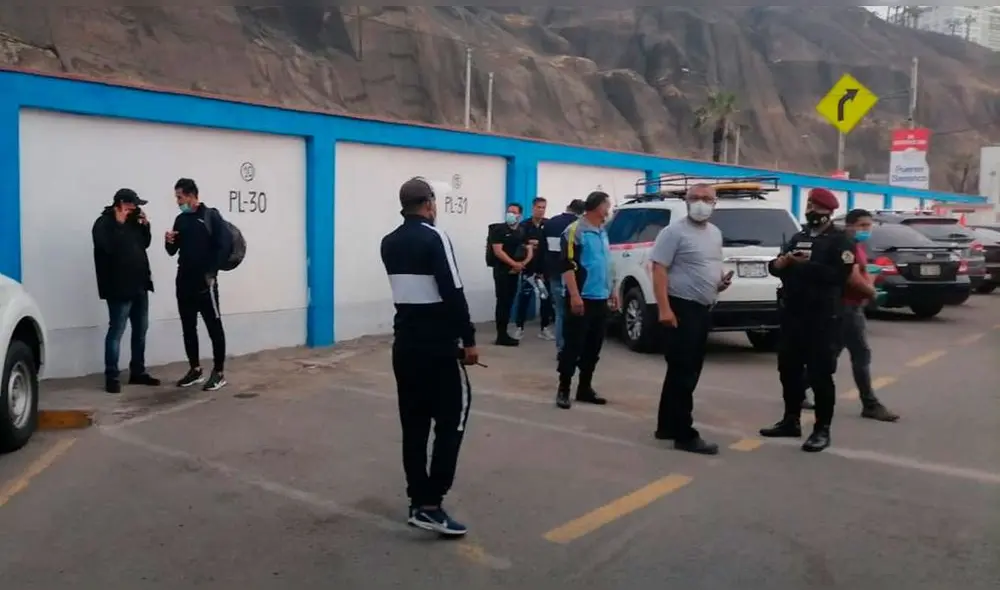 Tras perder ante Sport Huancayo, el plantel íntimo se tapó el escudo y salió del Nacional en otro bus. Foto: difusión