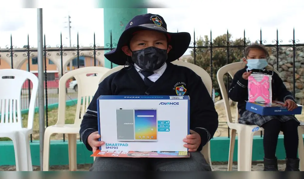Beneficiarios. Escolares y universitarios recibieron equipos. Beneficiarios. Escolares y universitarios recibieron equipos.