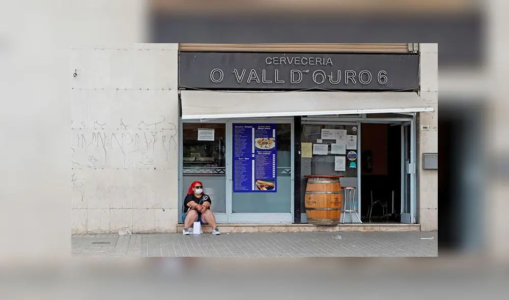 Aspecto de un bar de la Florida de L'Hospitalet (Barcelona), uno de los tres barrios de la segunda ciudad catalana en los que el gobierno ha endurecido las medidas restrictivas debido a los rebrotes de COVID-19. Foto: EFE Aspecto de un bar de la Florida de L'Hospitalet (Barcelona), uno de los tres barrios de la segunda ciudad catalana en los que el gobierno ha endurecido las medidas restrictivas debido a los rebrotes de COVID-19. Foto: EFE