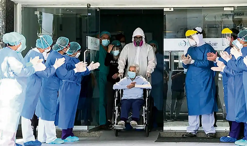 Recuperada. Laura Rodríguez, de 89 años, deja el hospital.