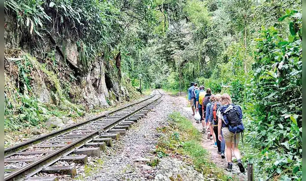 caminata. Para llegar a Machupicchu por la ruta amazónica no solo se debe abordar un bus, también se debe caminar, si deea, hasta 10 kilómetros.