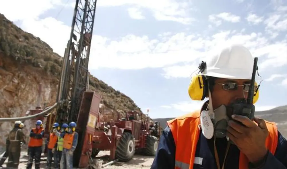 Mediante un comunicado, los alcaldes distrital y provincial de Islay responsabilizaron al presidente de la República, Martín Vizcarra, de los conflictos que podrían ocurrir, “como efecto de la emisión de la licencia de construcción”. Mediante un comunicado, los alcaldes distrital y provincial de Islay responsabilizaron al presidente de la República, Martín Vizcarra, de los conflictos que podrían ocurrir, “como efecto de la emisión de la licencia de construcción”.