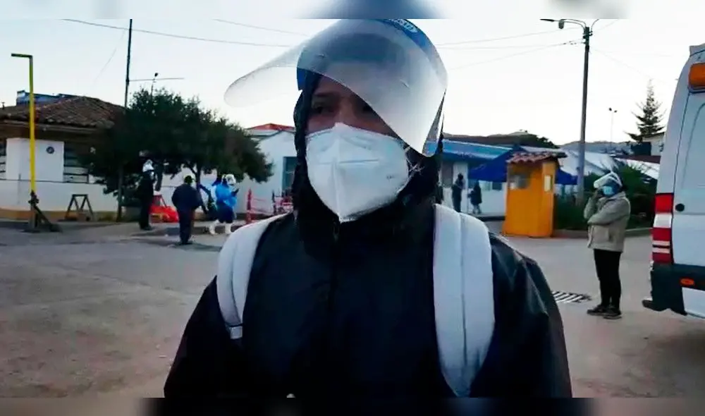 La joven desesperada pedía a las enfermeras que atendieran pronto a su mamá antes que su salud se complique más. La joven desesperada pedía a las enfermeras que atendieran pronto a su mamá antes que su salud se complique más.