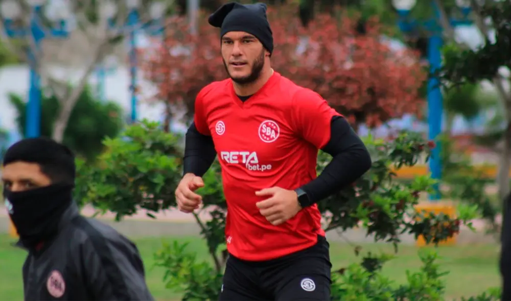 Adrián Zela fue enmarrocado por la policía tras organizar una reunión en su casa. Foto: Líbero