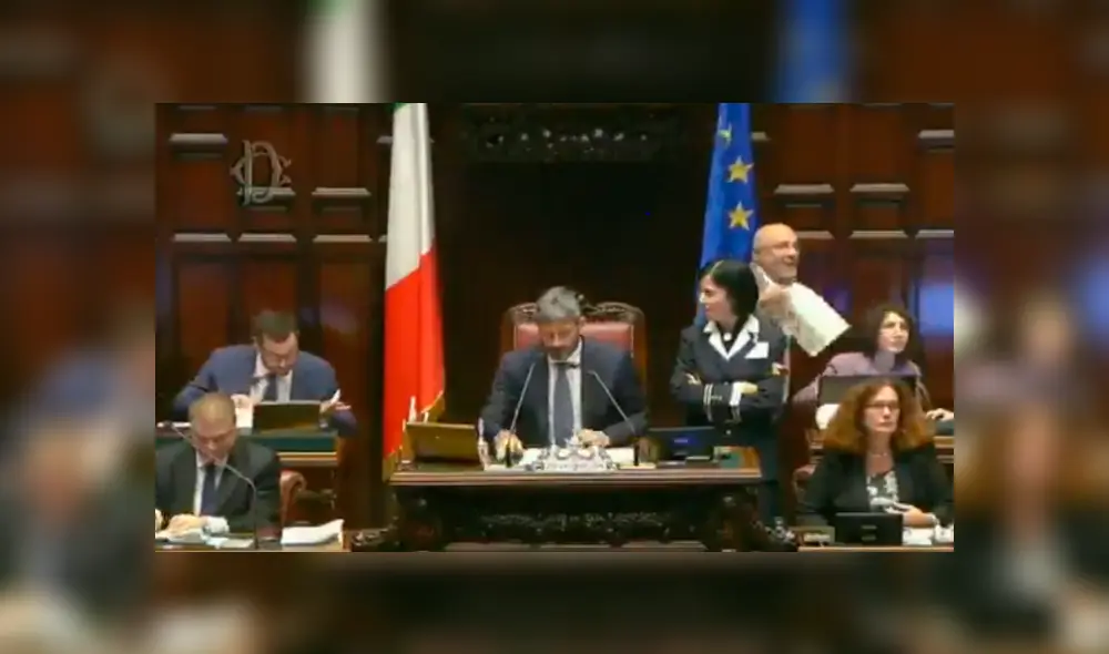 Diputado italiano pide matrimonio a su novia tras interrumpir sesión legislativa [VIDEO]