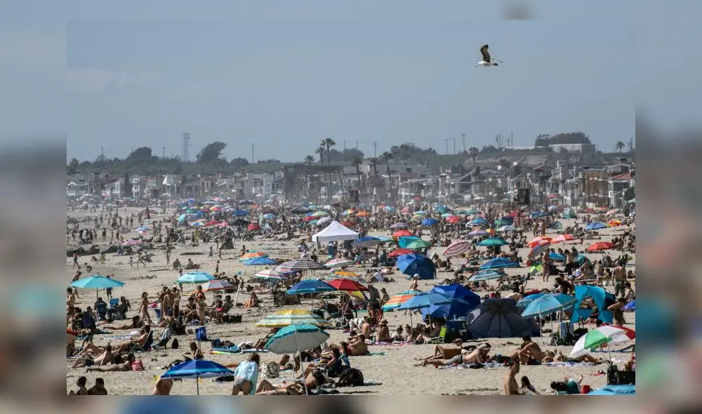 Miles de personas colmaron la playa de Newport el sábado 25 de abril. Foto: The Mercury News Miles de personas colmaron la playa de Newport el sábado 25 de abril. Foto: The Mercury News