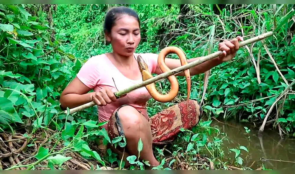 Facebook: mujer caza serpiente para luego hacer lo impensado, imágenes te dejarán espantado [VIDEO] 