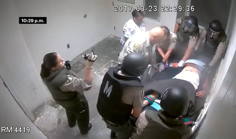 Video de vigilancia obtenido por el medio de investigación ProPublica que registra la detención de Phillip García. | Foto: Captura YouTube / ProPublica Video de vigilancia obtenido por el medio de investigación ProPublica que registra la detención de Phillip García. | Foto: Captura YouTube / ProPublica