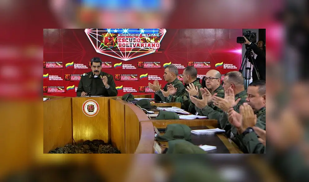 Nicolás maduro aparece con uniforme militar y dice estar preparado para combatir con EE. UU.: Foto: AFP