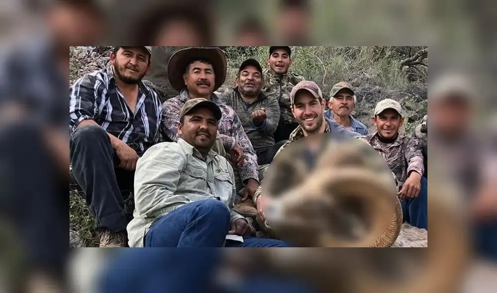 A través de las redes sociales, el sujeto presumió la caza de un borrego cimarrón, especie emblemática de Baja California y en peligro de extinción. A través de las redes sociales, el sujeto presumió la caza de un borrego cimarrón, especie emblemática de Baja California y en peligro de extinción.