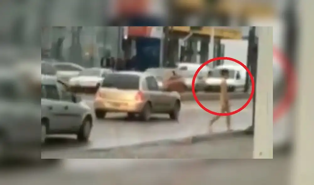 Un adolescente camina desnudo por la calle y muerde a un vecino [VIDEO]