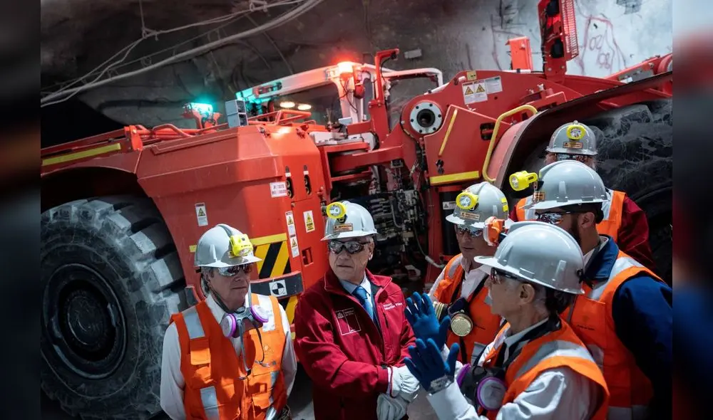 AME7118. CALAMA (CHILE), 14/08/2019.- Fotografía cedida por la presidencia de Chile que muestra a un grupo de mineros mientras conversan con el presidente de Chile, Sebastián Piñera (c), este miércoles, en la mina de cobre Chuquicamata, en Calama (Chile). La mina de cobre Chuquicamata, en el norteño desierto de Atacama, fue inaugurada hoy oficialmente en su versión subterránea como resultado de la reconversión de rajo abierto a explotación bajo la superficie para dar otros 40 años de vida al gigantesco y centenario yacimiento de la chilena Codelco. EFE/ Presidencia De Chile SOLO USO EDITORIAL NO VENTAS AME7118. CALAMA (CHILE), 14/08/2019.- Fotografía cedida por la presidencia de Chile que muestra a un grupo de mineros mientras conversan con el presidente de Chile, Sebastián Piñera (c), este miércoles, en la mina de cobre Chuquicamata, en Calama (Chile). La mina de cobre Chuquicamata, en el norteño desierto de Atacama, fue inaugurada hoy oficialmente en su versión subterránea como resultado de la reconversión de rajo abierto a explotación bajo la superficie para dar otros 40 años de vida al gigantesco y centenario yacimiento de la chilena Codelco. EFE/ Presidencia De Chile SOLO USO EDITORIAL NO VENTAS