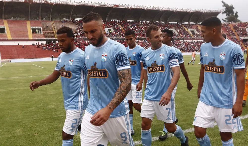 Presidente de Sporting Cristal respondió si habrá o no refuerzos en el regreso del fútbol. | Foto: GLR