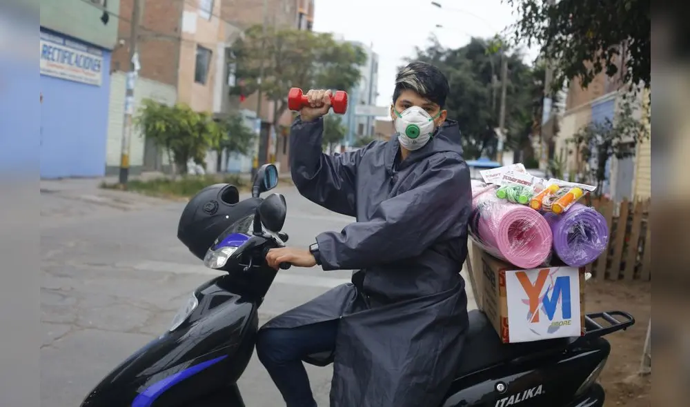 La volante central de AL, Yoselin Miranda, hace reparto a domicilio en su moto. Crédito: Carlos Contreras La volante central de AL, Yoselin Miranda, hace reparto a domicilio en su moto. Crédito: Carlos Contreras