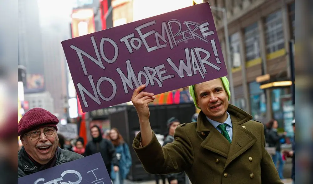 Activistas tomaron el Times Square para protestar ante la tensión entre EE. UU., Irán e Irak. Foto: AFP. Activistas tomaron el Times Square para protestar ante la tensión entre EE. UU., Irán e Irak. Foto: AFP.