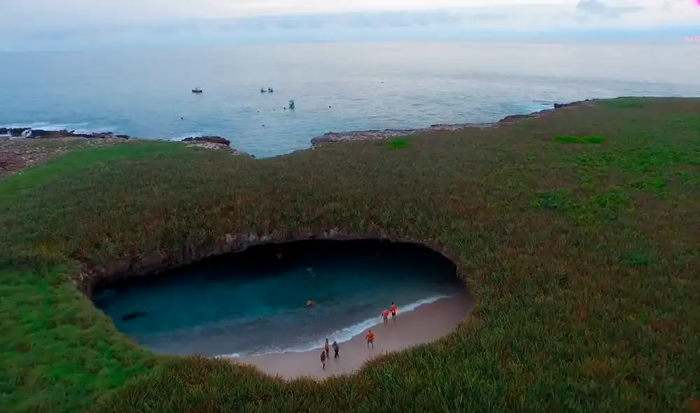 Las paredes que rodean la playa fueron usadas por el ejército mexicano para pruebas de tiro. Foto: Tarsicio Suárez / Videlo / YouTube