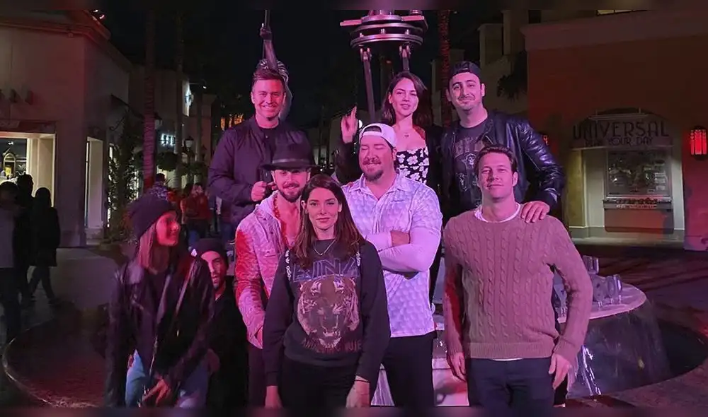 Las actrices celebraron el 2020 junto a un grupo de amigos.