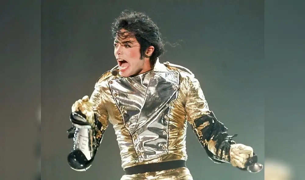 le chanteur am�ricain Michael Jackson se produit sur sc�ne, le 25 Juin au stade Gerland � Lyon, devant pr�s de 25 000 personnes lors d'un concert qui d�marre sa tourn�e fran�aise intitul�e "HIStory World TourII". (IMAGE NUMERIQUE) (Photo by PASCAL GEORGE / AFP)
