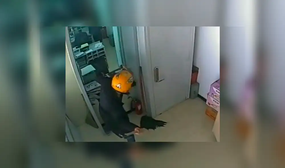 Ladrón golpea una ventana blindada con un hacha para intentar robar un banco [VIDEO]